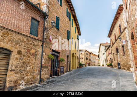 San Quirico D'Orcia, Italien - 26. August 2018: Straße in kleinen historischen mittelalterlichen Dorf in der Toskana im Sommer mit Schild für Fattoria Pianporci Stockfoto