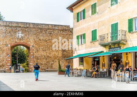 San Quirico D'Orcia, Italien - 26. August 2018: Platz und Café in kleinen historischen Dorf in der Toskana während des Sommers Steinarchitektur und Stockfoto