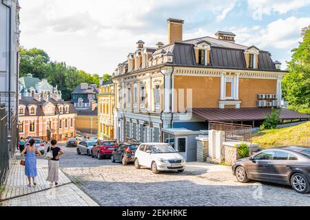 Kiew, Ukraine - 13. August 2018: Alte moderne historische Stadt Bunte Straßenbauten der Stadt Kiew in Podil wozdvizhenka Nachbarschaft und Menschen auf dem Hügel Stockfoto