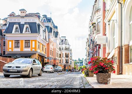 Kiew, Ukraine - 13. August 2018: Alte moderne historische restaurierte gehobene Stadt Straßen Gebäude der Stadt Kiew in Podil wozdvizhenka Nachbarschaft und Autos Stockfoto