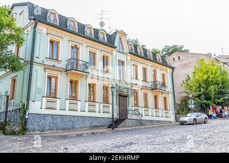 Kiew, Ukraine - 13. August 2018: Blick auf die alte moderne historische Stadt Bunte blau grüne Gebäude der Stadt Kiew in Podil Stockfoto