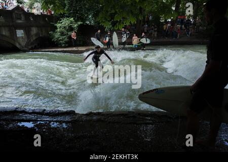 Surfer im Eisbach im Englischen Garten in München beim Haus der Kunst. Stockfoto