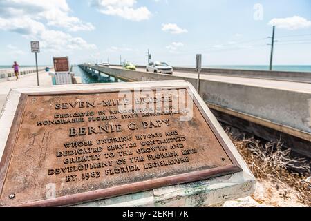 Pigeon Key, USA - 1. Mai 2018: Alte Seven Mile Knights Key-Pigeon Key-Moser Channel-Pacet Channel Bridge an der Übersee-Autobahn in der Nähe des Ozeans mit Schild Stockfoto