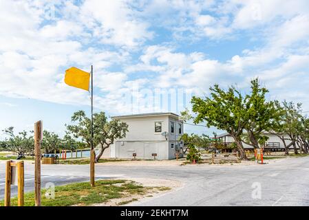 Bahia Honda Key, USA - 1. Mai 2018: Bahia Honda Key Bay State Park in Florida Island mit Ufer und gelber Warnungs-Wetterfahne für Sturm nach hurric Stockfoto