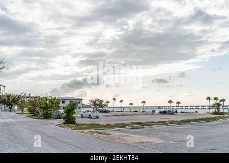 Bahia Honda Key, USA - 1. Mai 2018: State Park auf der Insel mit Autos auf Parkplatz und Brücke der Übersee-Autobahn Straße bei Sonnenuntergang in Florida Keys mit b Stockfoto