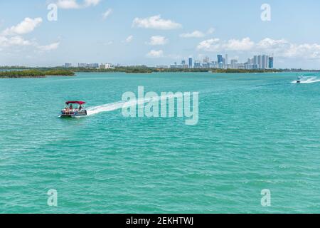 Bal Harbour, USA - 8. Mai 2018: Boot in Miami Florida mit hellgrün türkisfarbenem Ozean Biscayne Bay Intracoastal Water, Sunny Isles Skyline Stockfoto