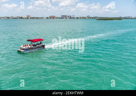 Bal Harbour, USA - 8. Mai 2018: Gruppe von Touristen Familie auf dem Boot in Miami Florida mit hellgrün türkisfarbenem Meer Biscayne Bay Intracoastal wa Stockfoto