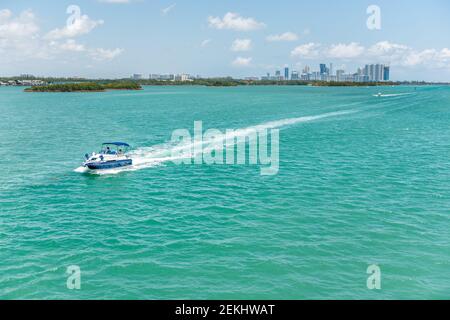 Bal Harbour, USA - 8. Mai 2018: Gruppe von Menschen oder Familie auf Motorboot in Miami Florida mit hellgrün türkisfarbenem Ozean Biscayne Bay Intracoasta Stockfoto