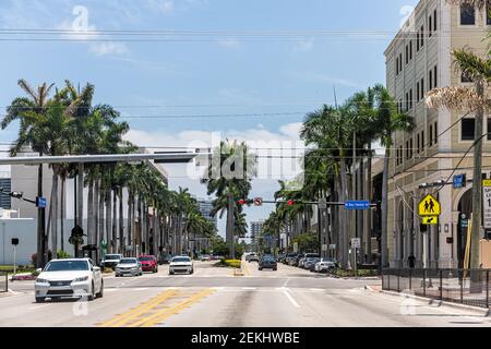 Bay Harbor Islands, USA - 8. Mai 2018: Kreuzung von 96 Street und West Bay Harbor Drive in Miami Dade County, Florida mit Menschen zu Fuß und Autos Stockfoto