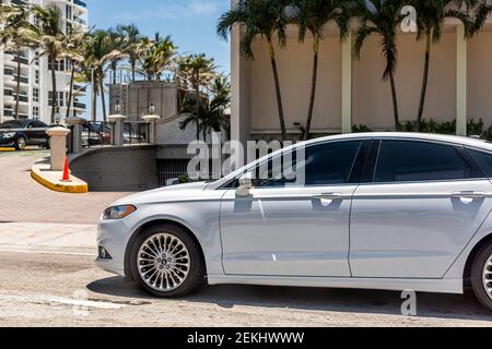 Sunny Isles Beach, USA - 8. Mai 2018: Auto geparkt am Newport Beachside Hotel und Resort Tower Building in Miami Beach, Florida im Sommer Stockfoto