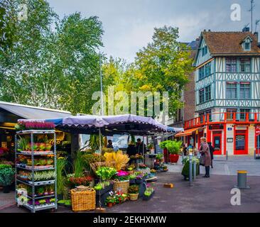 Rouen, Frankreich, Oktober 2020, Blick auf einen Blumenstand am 'Place du vieux Marché' in der Altstadt Stockfoto