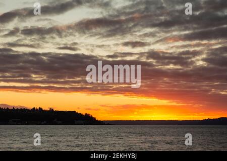 WA19345-00...WASHINGTON - Blick auf den Sonnenuntergang von Pier 62 an der Seattle Waterfront, beliebter Ort, um den Sonnenuntergang über Elliot Bay zu beobachten. Stockfoto