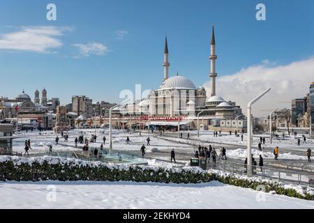 Taksim Platz im Winter im Beyoglu Bezirk von Istanbul, Türkei Stockfoto