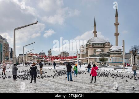 Taksim Platz im Winter im Beyoglu Bezirk von Istanbul, Türkei Stockfoto