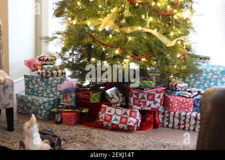 Weihnachtsgeschenke unter dem Baum Stockfoto