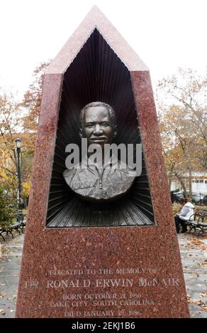 DR Ronald McNair Astronautenstatue im McNair Park Brooklyn NYC Stockfoto