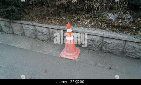 Roter Verkehrskegel auf der Asphaltstraße Stockfoto