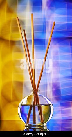 Räucherstäbchen in einem Glas Öl gefilmt mit künstlichen Dekoratives Licht Stockfoto