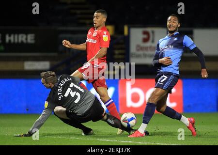 High Wycombe, Großbritannien. Februar 2021, 23rd. Andy Rinomhota von Reading's (M) hat einen Torschuss von David Stockdale, dem Torhüter von Wycombe Wanderers (L), erhalten. EFL Skybet Championship match, Wycombe Wanderers V Reading at Adams Park Stadium in High Wycombe, Buckinghamshire am Dienstag 23rd Februar 2021 . Dieses Bild darf nur für redaktionelle Zwecke verwendet werden. Nur redaktionelle Verwendung, Lizenz für kommerzielle Nutzung erforderlich. Keine Verwendung in Wetten, Spiele oder einem einzigen Club / Liga / Spieler Publikationen. PIC von Steffan Bowen / Andrew Orchard Sport Fotografie / Alamy Live News Stockfoto