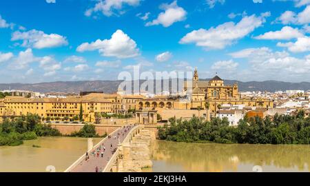Die große Moschee (Mezquita Kathedrale) und die römische Brücke auf dem Guadalquivir Fluss in Cordoba an einem schönen Sommertag, Spanien Stockfoto