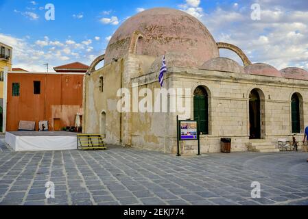 Chania, Griechenland - 14. Juni 2018 : Alte Moschee im Hafen von Chania, Insel Kreta, Griechenland Stockfoto