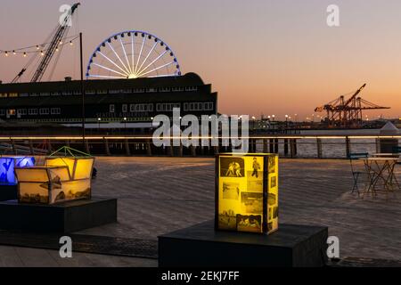 WA19352-00...WASHINGTON - Lichtskulpturen am Pier 62, Teil des Seattle Waterfront Park an der Elliot Bay. 2021 Stockfoto