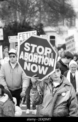 Junge Person, die ein Schild mit der Aufschrift "Stoppt jetzt Abtreibung" auf dem Pro-Life March, Washington, D.C., USA, R. Michael Jenkins, Januar 22, 1990 Stockfoto