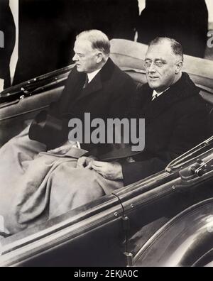 US-Präsident Herbert Hoover und der designierte US-Präsident Franklin Roosevelt in Cabrio Automobile auf dem Weg zum US-Kapitol für Roosevelts Einweihung, Washington, D.C., USA, Architekt der Capitol Collection, 4. März 1933 Stockfoto