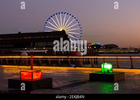 WA19355-00...WASHINGTON - Lichtskulpturen am Pier 62 neben dem Seattle Aquarium, dem Great Wheel, dem Coleman Ferry Dock und Lumen Field und T-mobi Stockfoto