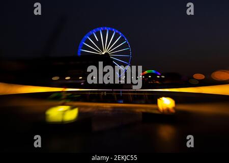 WA19356-00...WASHINGTON - Blick auf das große Rad vom Pier 62 an der Seattle Waterfront. Fotografiert mit einem Sweet Spot 50 von Lensbaby. Stockfoto