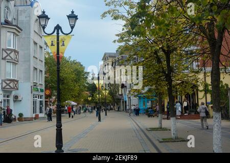 Zelenogradsk, Kaliningrad, Russland - September 2020: Kurortny Aussicht, touristische Straße. Gehbereich entlang alter Gebäude. Stockfoto