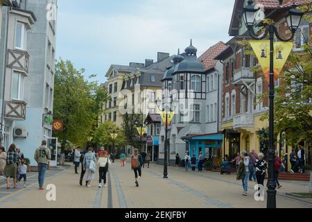 Selenogradsk, Kaliningrad, Russland - September 2020: Kurortny Aussicht. Straße für Fußgänger und Touristen. Stockfoto