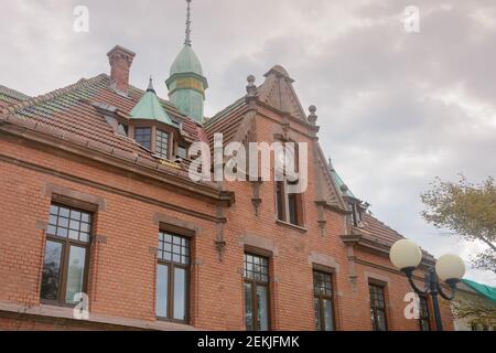 Fassade des alten Gebäudes mit Turm und Uhr auf dem Dach in Zelenogradsk. Deutsche Architektur des letzten Jahrhunderts. Stockfoto