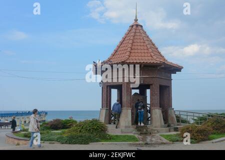 Zelenogradsk, Kaliningrad Region, Russland - September 2020: Pumpenraum mit Mineralwasser 'Königin Louise'. Heilende Quelle in Public Domain. Stockfoto