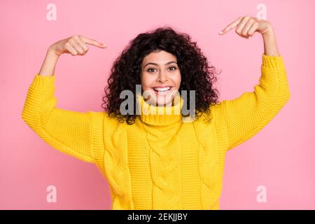 Foto von jungen aufgeregt hispanischen Mädchen zeigen Finger sich glücklich Positive Lächeln neue Haarpflege isoliert über rosa Farbe Hintergrund Stockfoto
