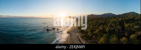 Luftaufnahme von Playa Los Angeles bei Sonnenaufgang, Magdalena Department, Kolumbien Stockfoto