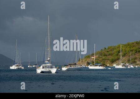 Boote vor Anker in Manchioneel Bay, Cooper Island, Britische Jungferninseln Stockfoto