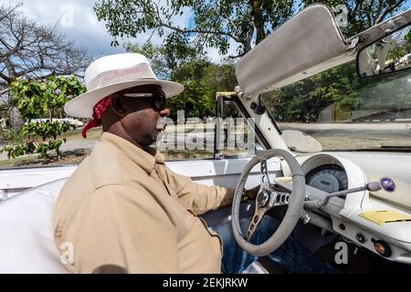 Fahrer eines alten amerikanischen Cabrio-Taxis in Havanna, Kuba, 2017 Stockfoto