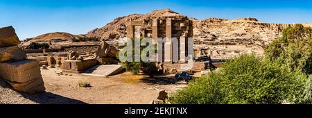 Ruinen von Ramesseum Tempel von Ramses II mit Gräbern von Adligen auf dem fernen Hügel, Westbank, Luxor, Ägypten Stockfoto