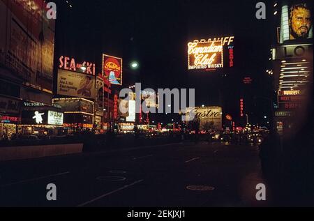 Am Times Square in der Nacht. Bunte Werbung erhellt den Platz. Broadway, Manhattan, York City, NYC, USA, 1965 Stockfoto
