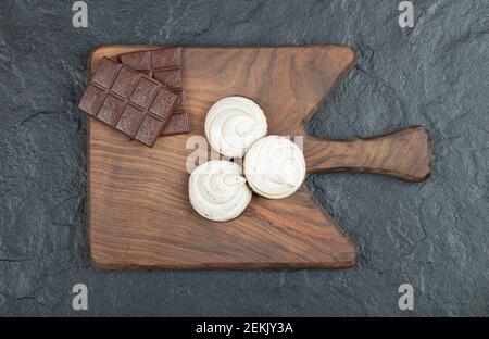 Leckere Cupcakes mit Schokoriegel auf einem Holzbrett Stockfoto