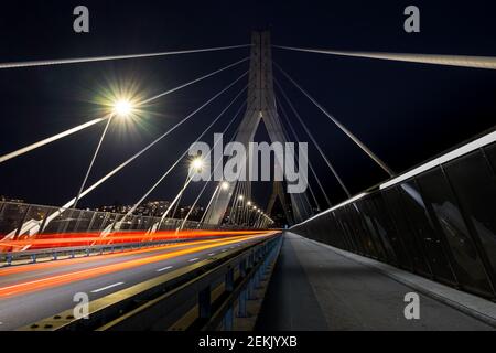 Langaufnahme der Poya-Brücke, mit Lichtwegen auf der linken Seite und den Pfeilern der Brücke im Hintergrund, Fribourg, Schweiz Stockfoto