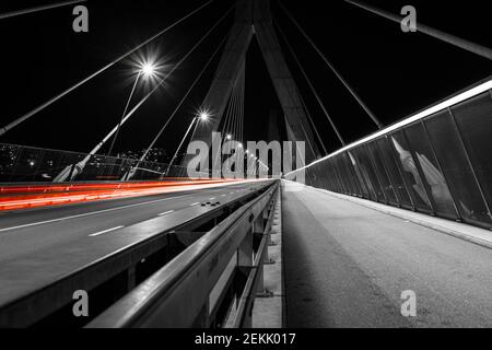 Langaufnahme der Poya-Brücke, mit Lichtwegen auf der linken Seite und den Pfeilern der Brücke im Hintergrund, Fribourg, Schweiz Stockfoto