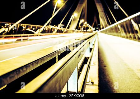 Langaufnahme der Poya-Brücke, mit Lichtwegen auf der linken Seite und den Pfeilern der Brücke im Hintergrund, Fribourg, Schweiz Stockfoto