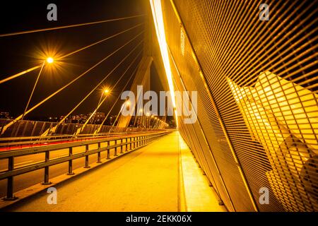 Langaufnahme der Poya-Brücke, mit Lichtwegen auf der linken Seite und den Pfeilern der Brücke im Hintergrund, Fribourg, Schweiz Stockfoto