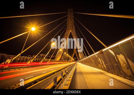 Langaufnahme der Poya-Brücke, mit Lichtwegen auf der linken Seite und den Pfeilern der Brücke im Hintergrund, Fribourg, Schweiz Stockfoto