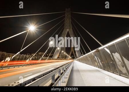 Langaufnahme der Poya-Brücke, mit Lichtwegen auf der linken Seite und den Pfeilern der Brücke im Hintergrund, Fribourg, Schweiz Stockfoto