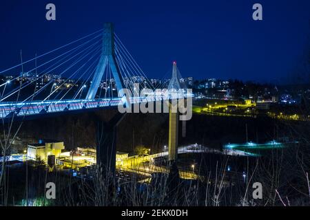 Langzeitaufnahme der Poya-Brücke, mit den Stadtlichtern im Hintergrund, Freiburg, Schweiz Stockfoto