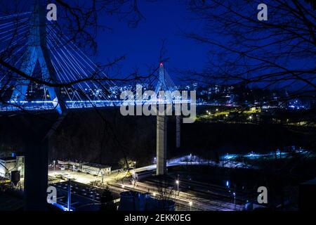 Langzeitaufnahme der Poya-Brücke, mit den Stadtlichtern im Hintergrund, Freiburg, Schweiz Stockfoto