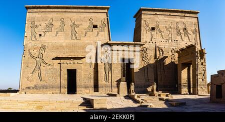 Fassade des Tempels von Isis in Philae, Assuan, Ägypten Stockfoto